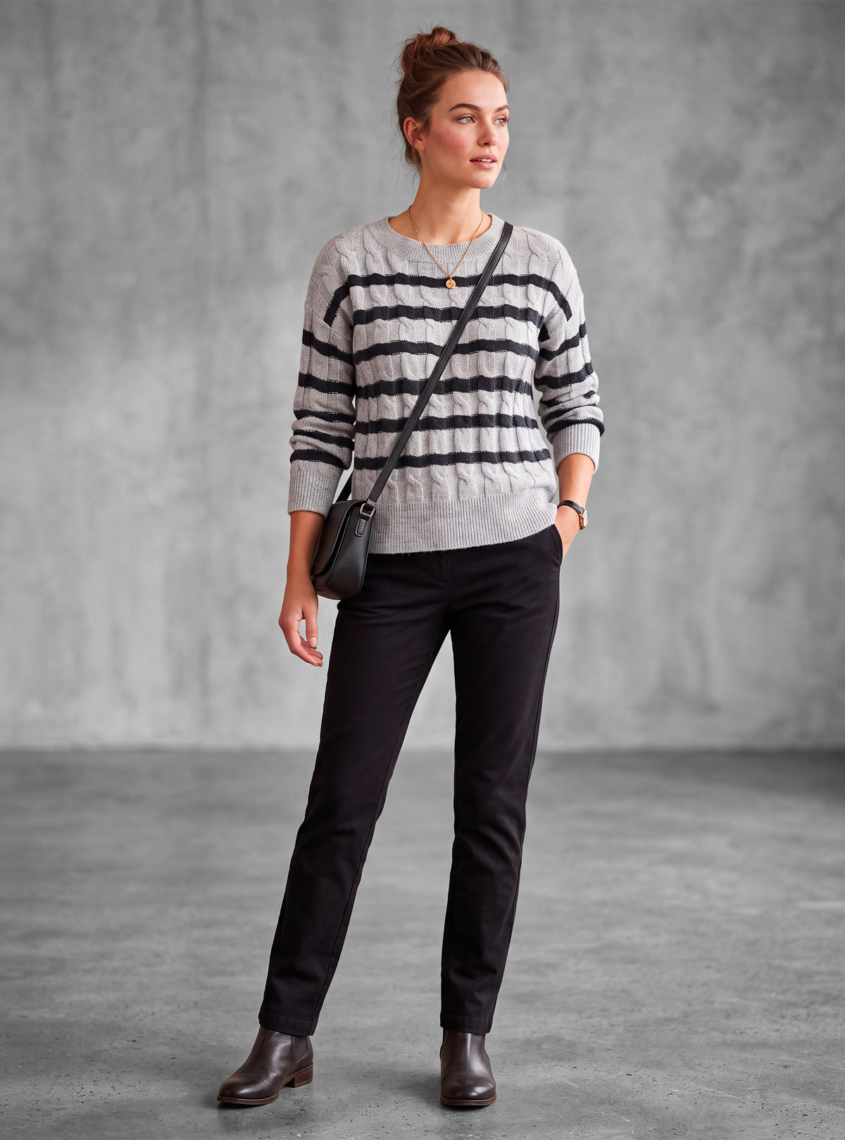 WOMEN'S CREW NECK LONG SLEEVE SWEATER